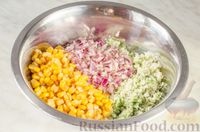 Фото приготовления рецепта: Салат из цветной капусты с кукурузой и красным луком - шаг №9