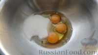 Фото приготовления рецепта: Творожный пирог с персиками - шаг №7