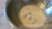 Фото приготовления рецепта: Творожный пирог с персиками - шаг №9
