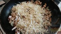 Фото приготовления рецепта: Куриные котлеты с грибами и капустой - шаг №8