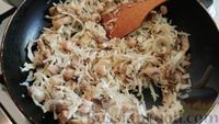 Фото приготовления рецепта: Куриные котлеты с грибами и капустой - шаг №9