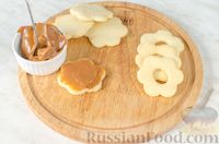 Фото приготовления рецепта: Печенье с вареной сгущенкой и шоколадом - шаг №14