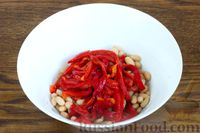 Фото приготовления рецепта: Салат из запечённого перца с фасолью, оливками и мятой - шаг №4