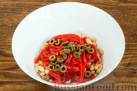 Фото приготовления рецепта: Салат из запечённого перца с фасолью, оливками и мятой - шаг №5