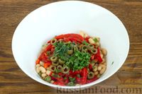 Фото приготовления рецепта: Салат из запечённого перца с фасолью, оливками и мятой - шаг №6