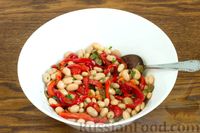 Фото приготовления рецепта: Салат из запечённого перца с фасолью, оливками и мятой - шаг №8