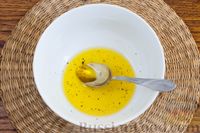 Фото приготовления рецепта: Салат со стручковой фасолью, сыром фета и маслинами - шаг №5