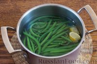 Фото приготовления рецепта: Салат со стручковой фасолью, сыром фета и маслинами - шаг №2