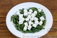 Фото приготовления рецепта: Салат со стручковой фасолью, сыром фета и маслинами - шаг №6