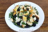 Фото приготовления рецепта: Салат со стручковой фасолью, сыром фета и маслинами - шаг №8