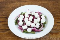 Фото приготовления рецепта: Салат из стручковой фасоли с сыром фета и луком - шаг №6