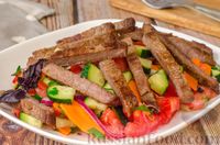 Фото к рецепту: Салат со свежими овощами и жареной говядиной
