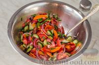 Фото приготовления рецепта: Салат со свежими овощами и жареной говядиной - шаг №12