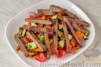 Фото приготовления рецепта: Салат со свежими овощами и жареной говядиной - шаг №15