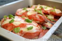 Фото к рецепту: Куриные грудки, запечённые с баклажанами и сыром,  в томатном соусе