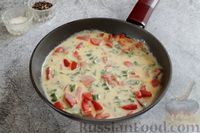 Фото приготовления рецепта: Омлет-глазунья с колбасой, помидорами и сыром - шаг №6