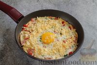 Фото приготовления рецепта: Омлет-глазунья с колбасой, помидорами и сыром - шаг №8