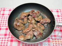 Фото приготовления рецепта: Салат с куриной печенью и огурцами - шаг №4