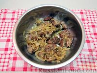 Фото приготовления рецепта: Салат с куриной печенью и огурцами - шаг №8