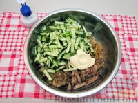 Фото приготовления рецепта: Салат с куриной печенью и огурцами - шаг №11