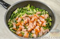 Фото приготовления рецепта: Суп с копченой курицей, стручковой фасолью, кабачком и макаронами - шаг №9