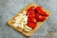 Фото приготовления рецепта: Салат с запечённой курицей, пекинской капустой, помидорами и яблоком - шаг №5