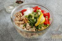 Фото приготовления рецепта: Салат с запечённой курицей, пекинской капустой, помидорами и яблоком - шаг №7