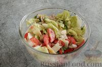 Фото приготовления рецепта: Салат с запечённой курицей, пекинской капустой, помидорами и яблоком - шаг №8