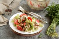 Фото приготовления рецепта: Салат с запечённой курицей, пекинской капустой, помидорами и яблоком - шаг №9