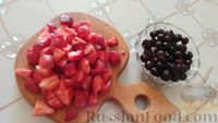 Фото приготовления рецепта: Творожная запеканка с яблоками и ягодами - шаг №5