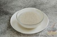 Фото приготовления рецепта: Молочная рисовая каша с творогом и изюмом - шаг №2