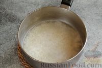 Фото приготовления рецепта: Молочная рисовая каша с творогом и изюмом - шаг №3