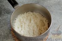 Фото приготовления рецепта: Молочная рисовая каша с творогом и изюмом - шаг №4
