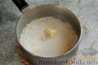 Фото приготовления рецепта: Молочная рисовая каша с творогом и изюмом - шаг №5
