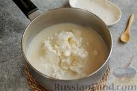 Фото приготовления рецепта: Молочная рисовая каша с творогом и изюмом - шаг №6