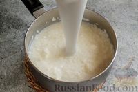 Фото приготовления рецепта: Молочная рисовая каша с творогом и изюмом - шаг №7