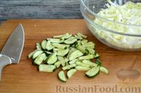 Фото приготовления рецепта: Крабовый салат с овощами, горошком и сыром - шаг №3