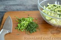 Фото приготовления рецепта: Крабовый салат с овощами, горошком и сыром - шаг №4