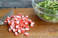 Фото приготовления рецепта: Крабовый салат с овощами, горошком и сыром - шаг №5