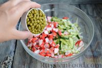 Фото приготовления рецепта: Крабовый салат с овощами, горошком и сыром - шаг №6