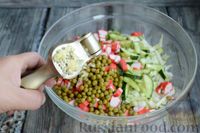 Фото приготовления рецепта: Крабовый салат с овощами, горошком и сыром - шаг №7