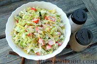 Фото приготовления рецепта: Крабовый салат с овощами, горошком и сыром - шаг №10