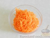 Фото приготовления рецепта: Салат из моркови с фетой и зеленью - шаг №3