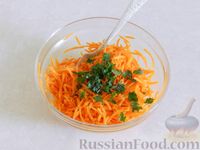 Фото приготовления рецепта: Салат из моркови с фетой и зеленью - шаг №4