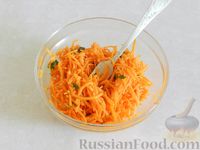 Фото приготовления рецепта: Салат из моркови с фетой и зеленью - шаг №5