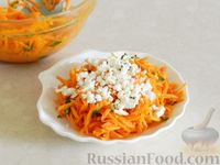 Фото приготовления рецепта: Салат из моркови с фетой и зеленью - шаг №6
