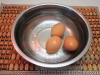 Фото приготовления рецепта: Салат с колбасой, свежими огурцами и яйцами - шаг №2