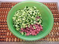 Фото приготовления рецепта: Салат с колбасой, свежими огурцами и яйцами - шаг №4