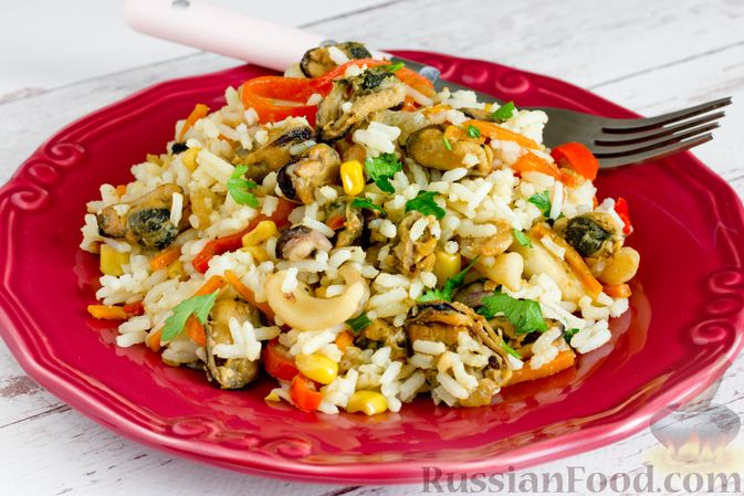 Рис с мидиями, кальмаром и зеленой фасолью