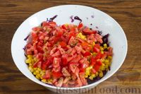 Фото приготовления рецепта: Салат из краснокочанной капусты с кукурузой и помидорами - шаг №4